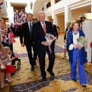 Mange hadde møtt fram for å hilse Kongen og Dronningen velkommen da de ankom hotellet sitt i Canberra kvelden før statsbesøket tok til. Foto: Lise Åserud, NTB scanpix.